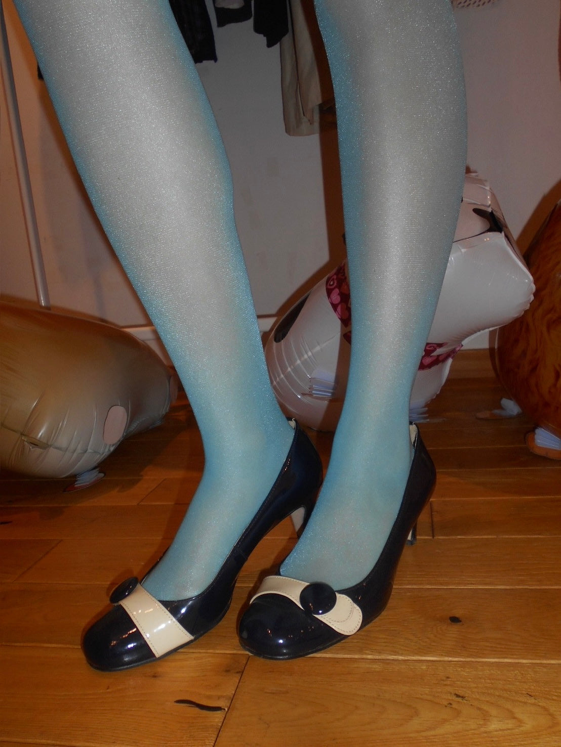 Bi-color pumps